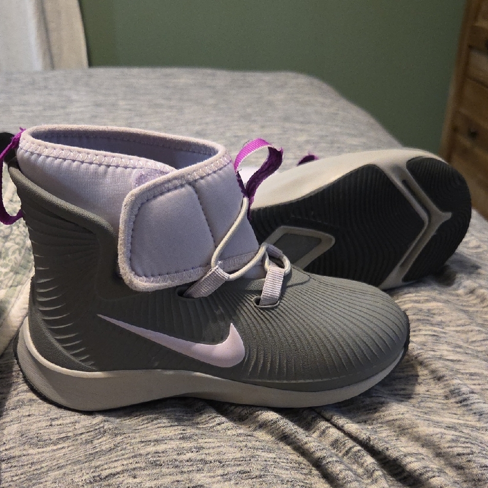 Nike Kids Binzie Boots in Gray and Lavender